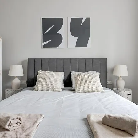 Sofia's Elegant Urban Retreat סופיה